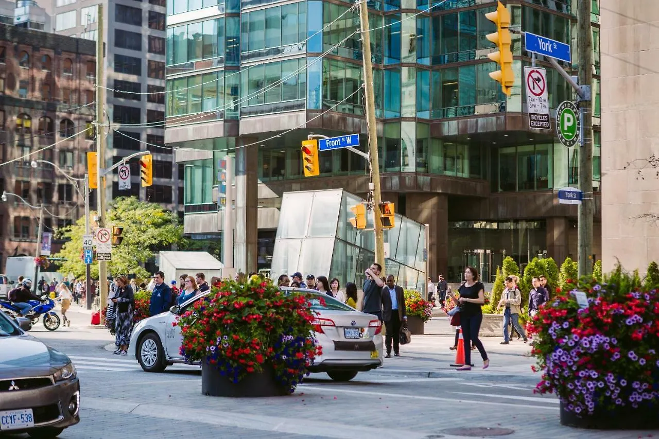 Luxurious 2-Bedroom Condo Toronto Canada